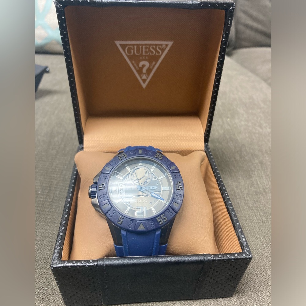 Pre-Owned Guess Watch. - Picture 1 of 2